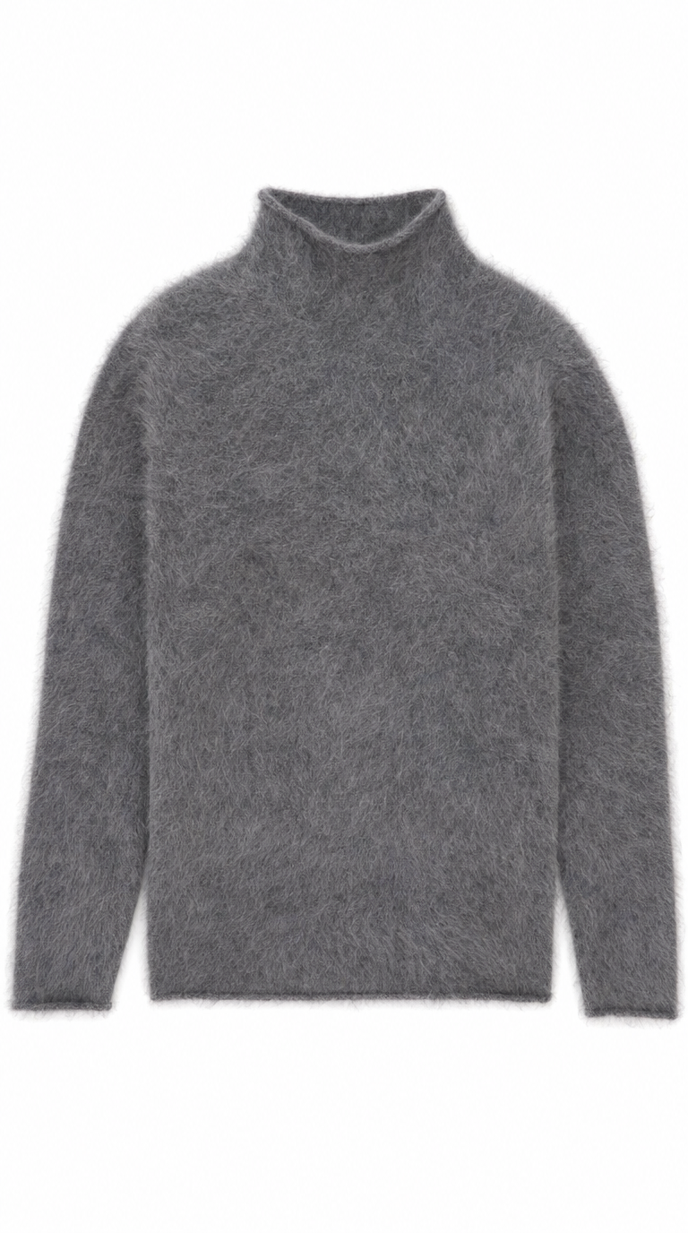 Mørkegrå, fluffy striktrøje med høj hals i blød mohair på en hvid baggrund.