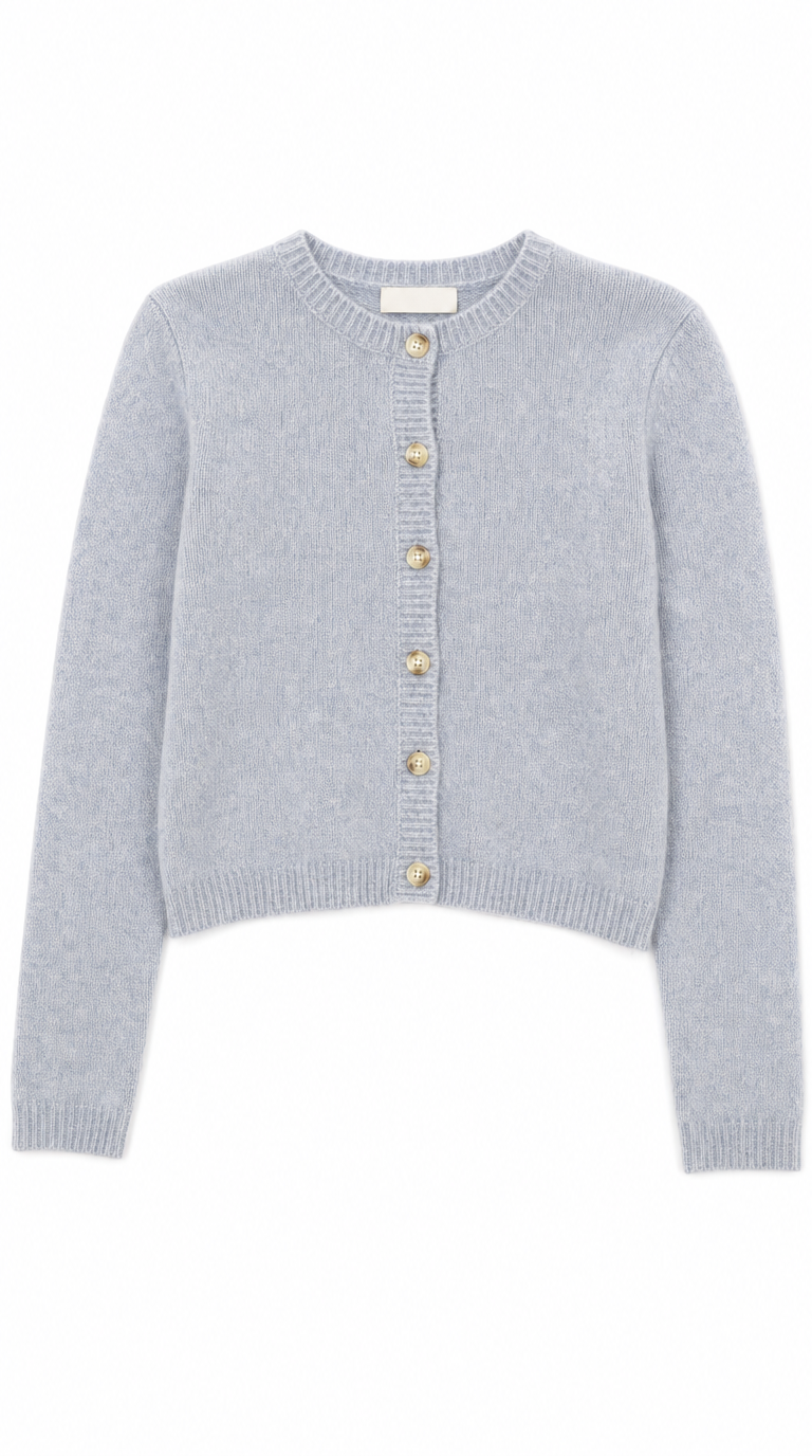 Lyseblå strikket cardigan med rund hals og knapper på hvid baggrund.