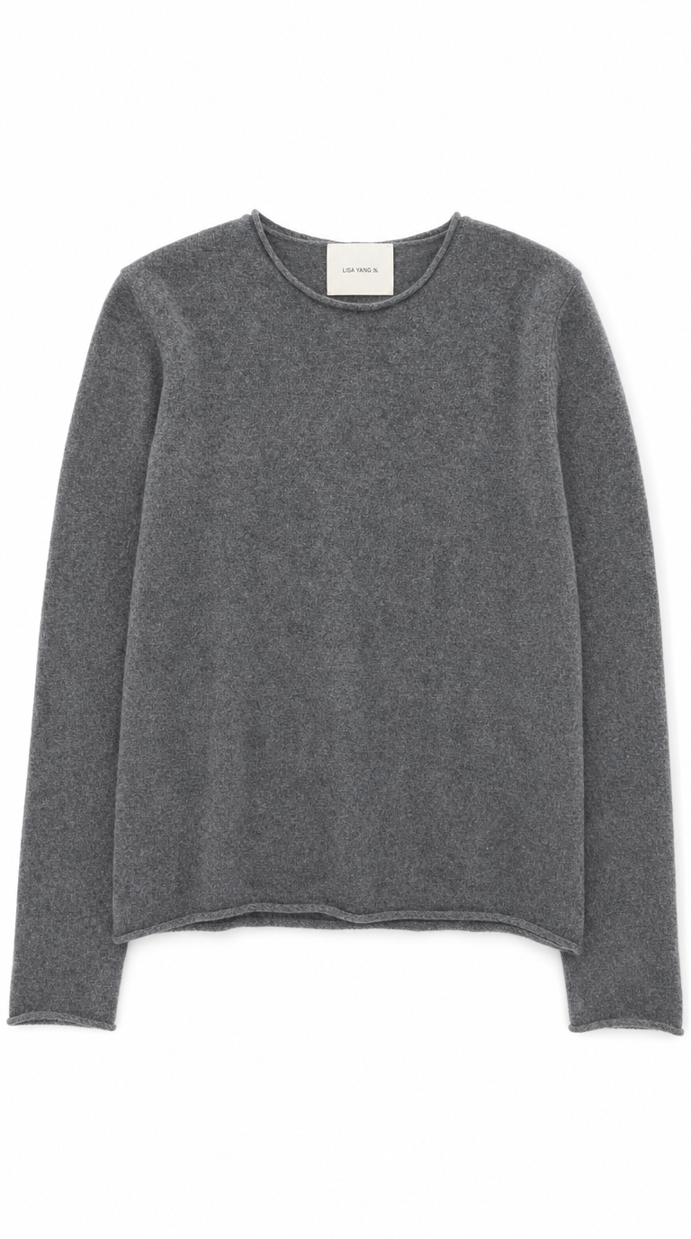 Mørkegrå langærmet cashmere-striktrøje med rund hals fra Lisa Yang på hvid baggrund.