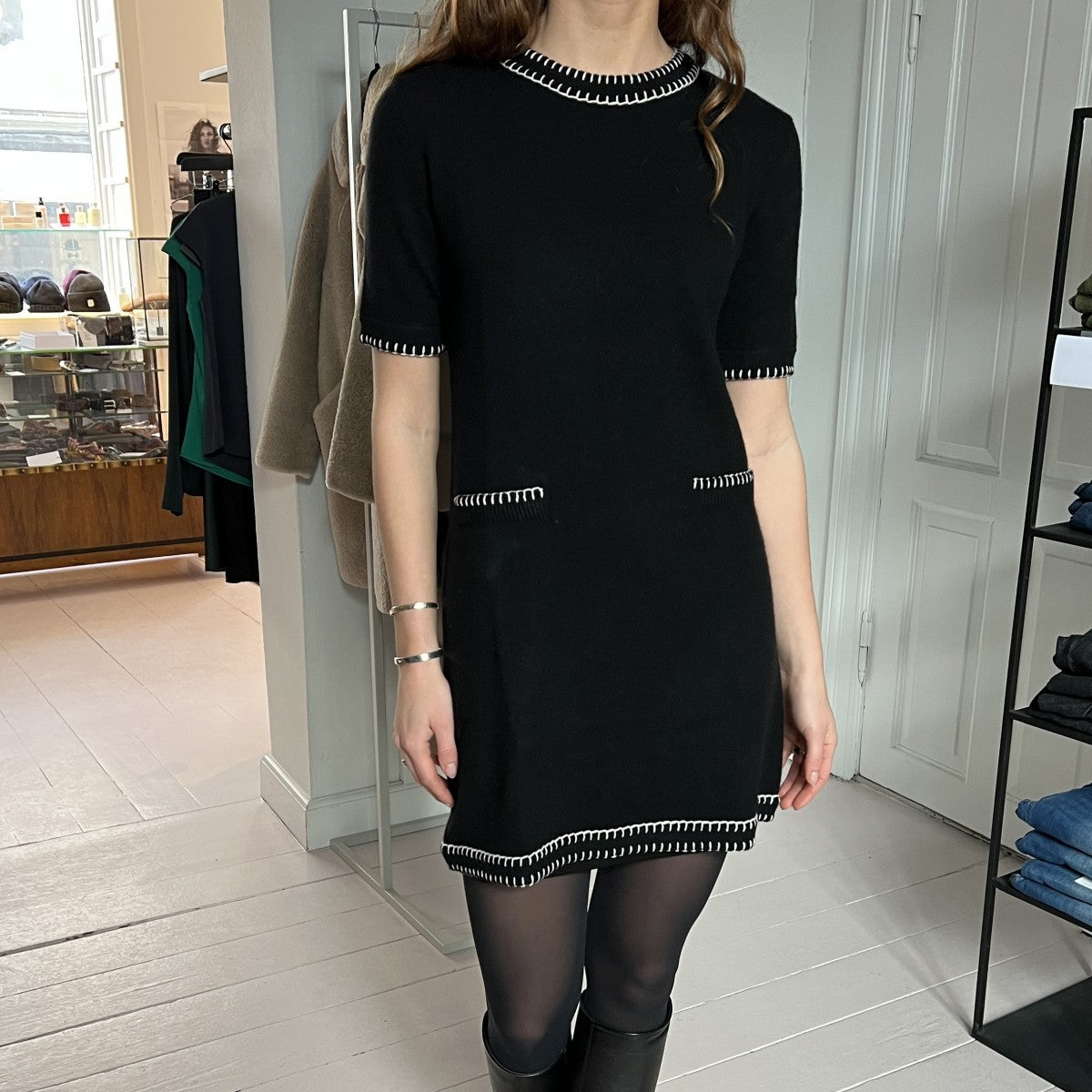 Lisa Yang Angela kortærmet kjole i sort creme