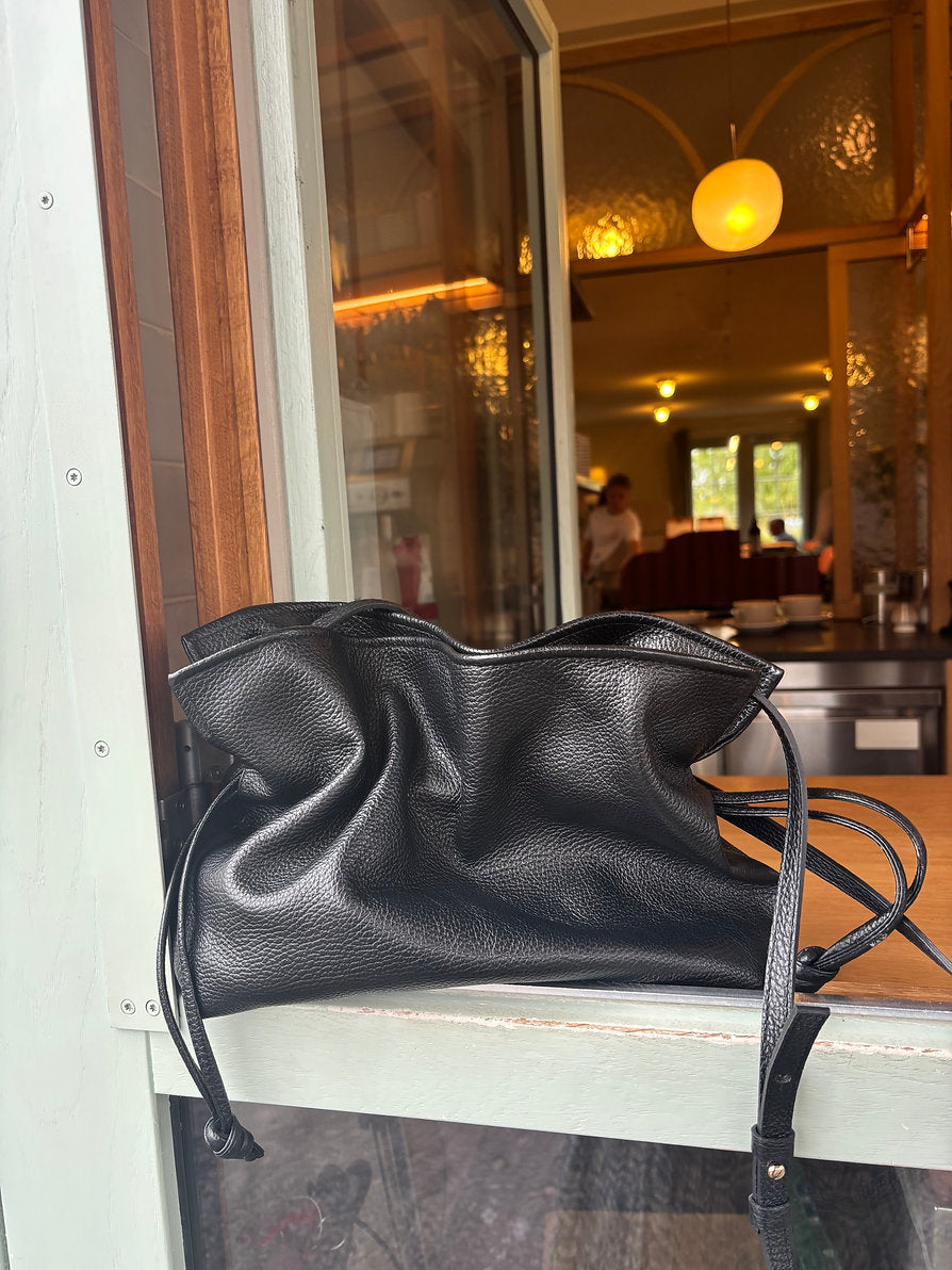 Infinito 2012 Camilla Buckettaske Black