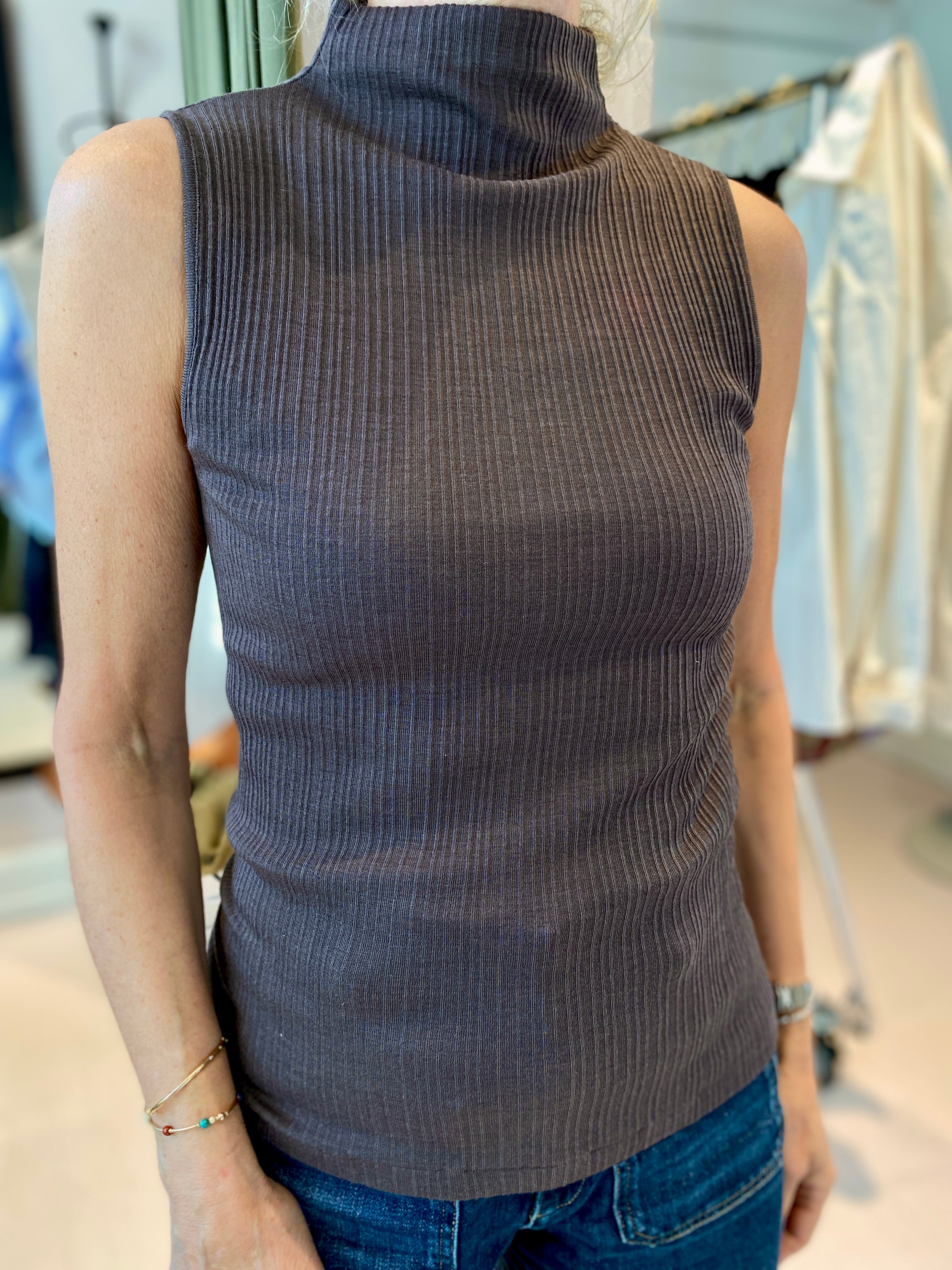 Oscalito Sleeveless Mock Neck Top