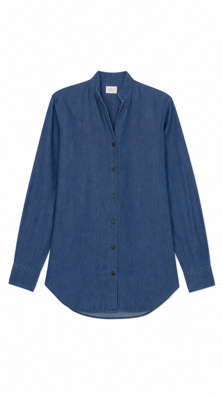 Blå denimskjorte med kinakrave, V-udskæring og lange ærmer mod en hvid baggrund.